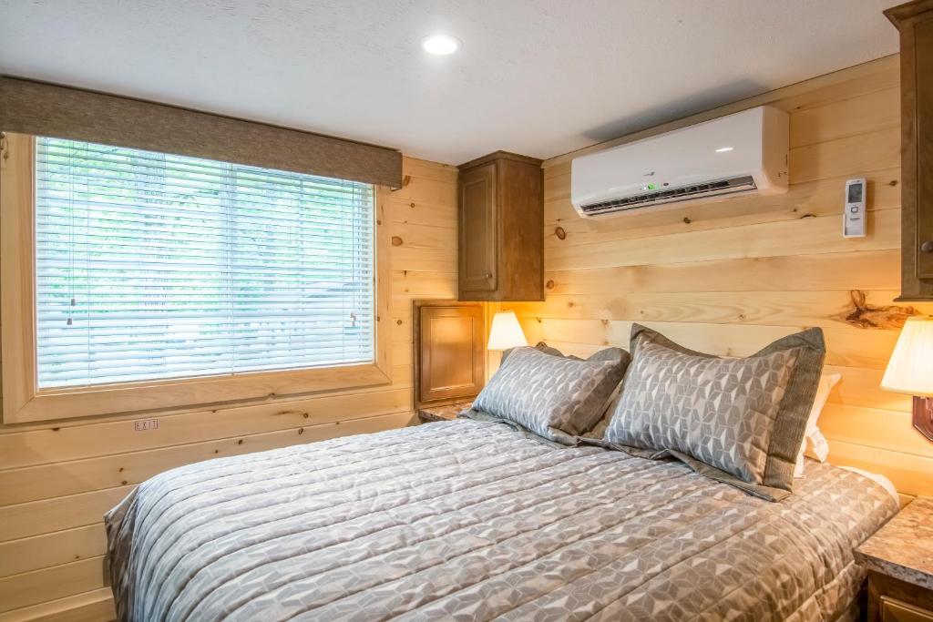 Williamsburg Camping Resort One Bedroom Loft Cabin 4 - image 4
